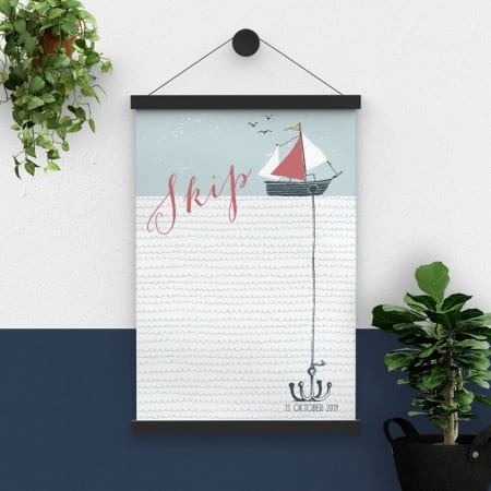 De leuke boot, die dobbert of het water, met anker op de zeebodem van het geboortekaartje Bootje met Anker, is hier iets aangepast als poster. 