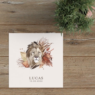 Geboortekaartje Leeuw is een prachtig geïllustreerd ontwerp. De leeuw is met Aquarel geschilderd en matcht perfect met de bloemen en planten.