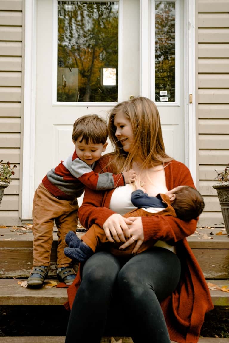 Moederschap | Hoe het moeder worden je verandert | Moeder met twee kleine kinderen voor een huis